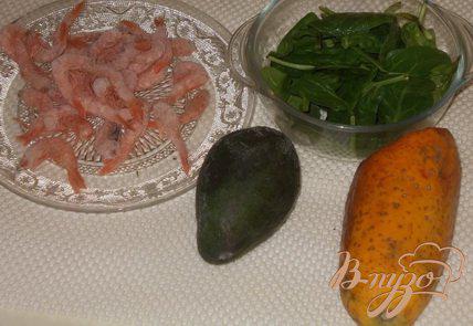 Фото приготовление рецепта: Салат с креветками, шпинатом и папайей шаг №1