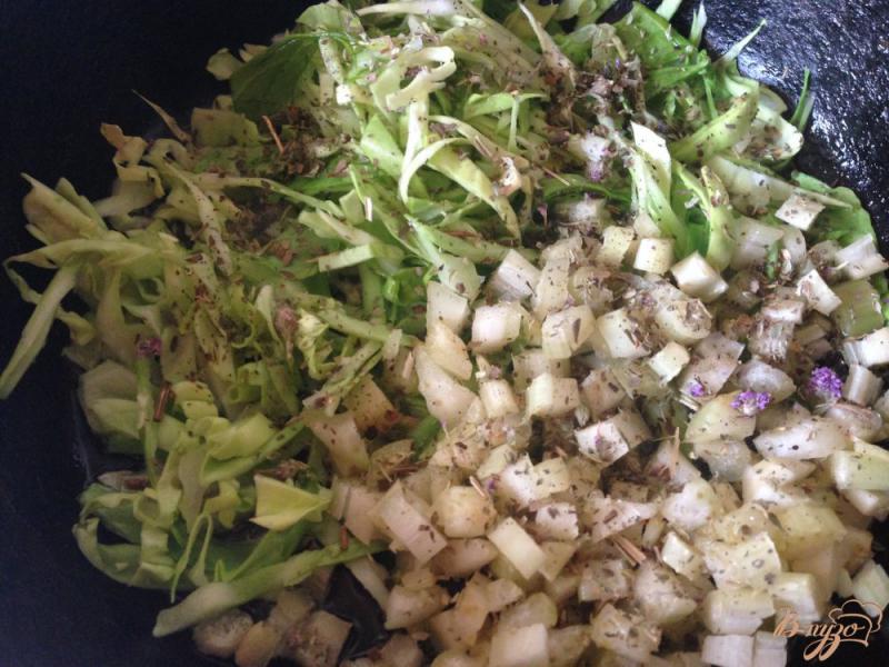 Фото приготовление рецепта: Макароны с тофу и оливками шаг №2