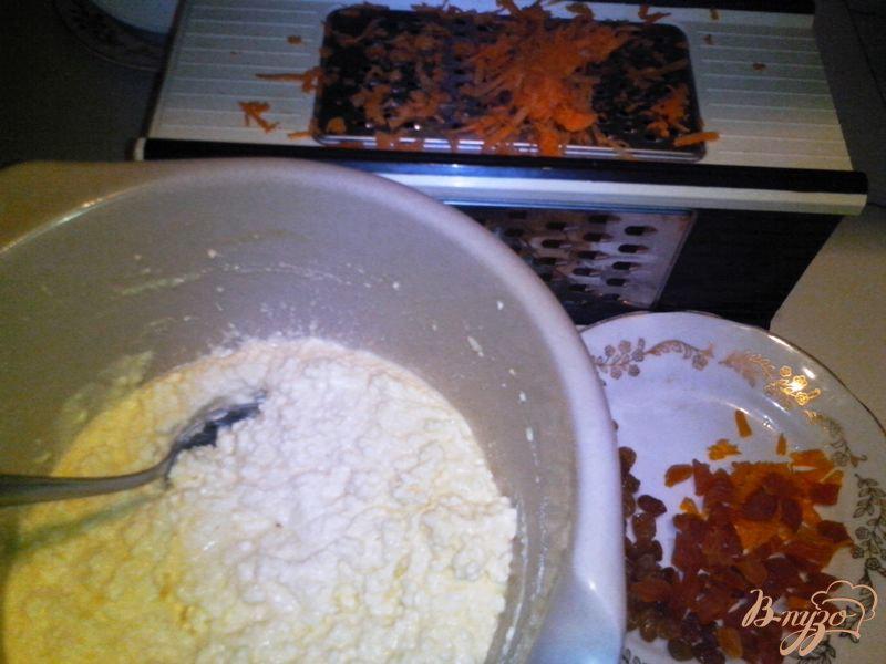 Фото приготовление рецепта: Творожная запеканка с морковью и сухофруктами в мультиварке-скороварке шаг №2