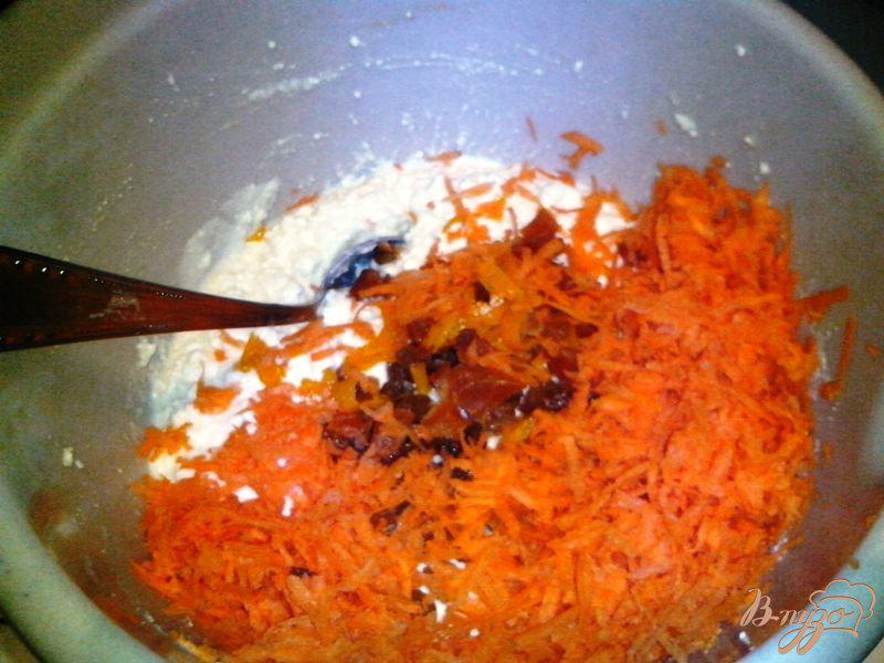 Фото приготовление рецепта: Творожная запеканка с морковью и сухофруктами в мультиварке-скороварке шаг №3