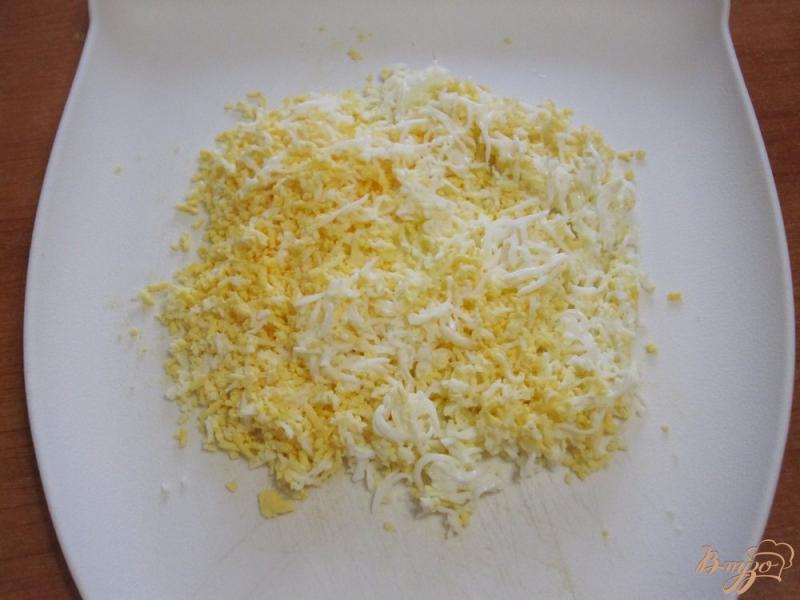 Фото приготовление рецепта: Соус с яйцами, сметаной и острым кетчупом шаг №4