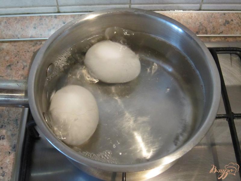 Фото приготовление рецепта: Соус с яйцами, сметаной и острым кетчупом шаг №2