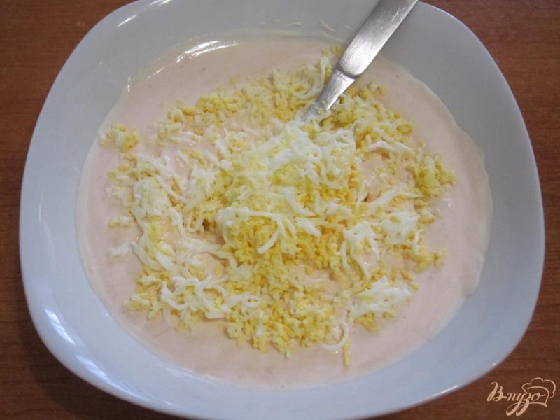 Фото приготовление рецепта: Соус с яйцами, сметаной и острым кетчупом шаг №5