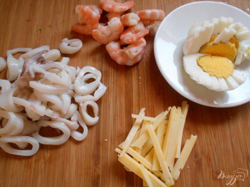 Фото приготовление рецепта: Салат с кальмарами и каперсами шаг №2