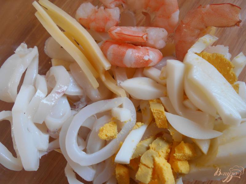 Фото приготовление рецепта: Салат с кальмарами и каперсами шаг №3