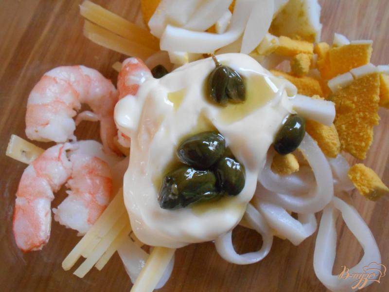 Фото приготовление рецепта: Салат с кальмарами и каперсами шаг №4