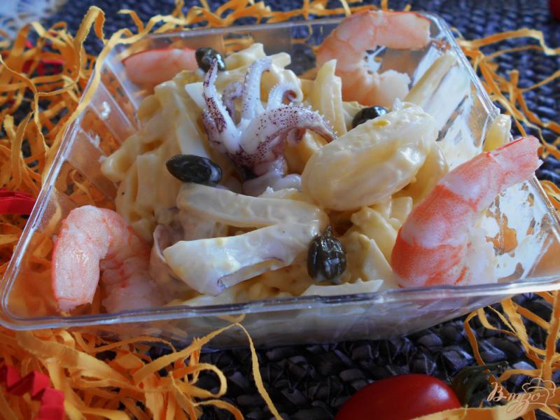 Фото приготовление рецепта: Салат с кальмарами и каперсами шаг №5