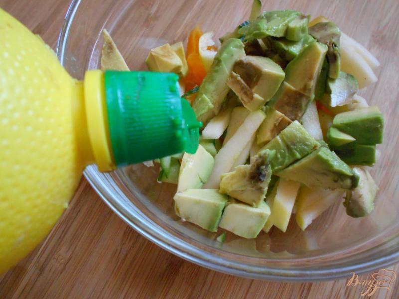 Фото приготовление рецепта: Салат с креветками в авокадных лодочках шаг №5