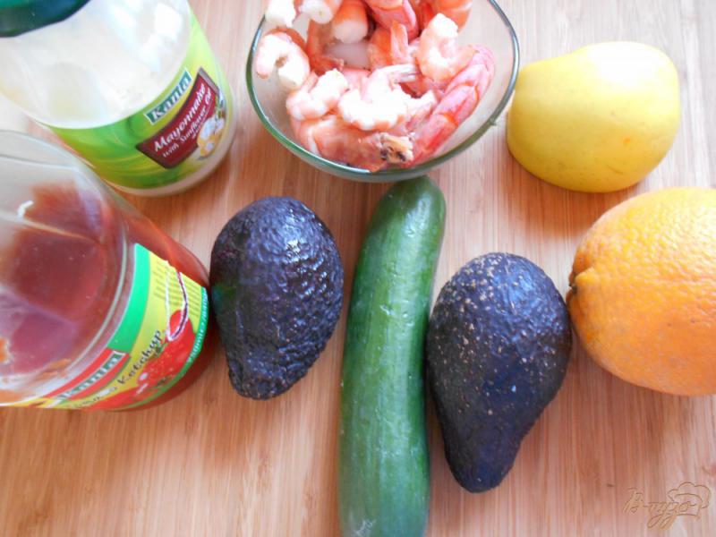 Фото приготовление рецепта: Салат с креветками в авокадных лодочках шаг №1