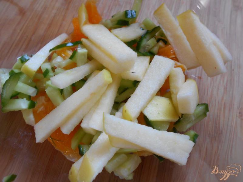 Фото приготовление рецепта: Салат с креветками в авокадных лодочках шаг №3