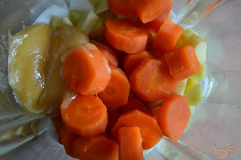 Фото приготовление рецепта: Смузи с морковью и яблоком шаг №3