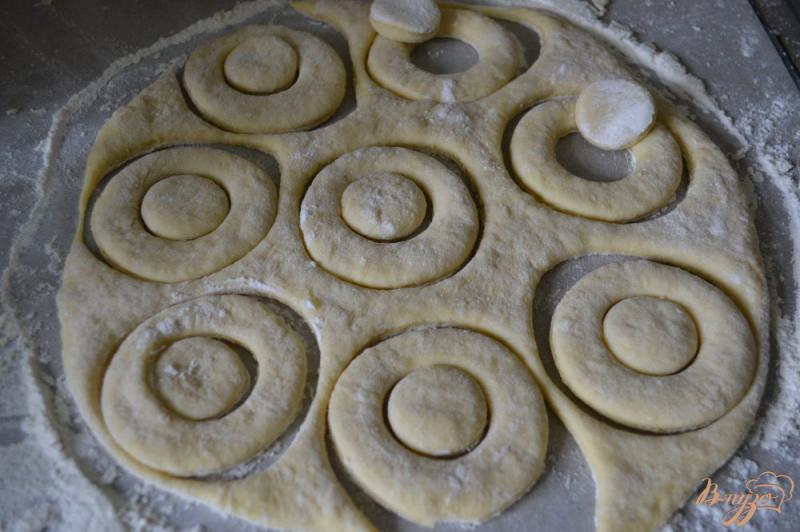 Фото приготовление рецепта: Пончики на кефире шаг №5