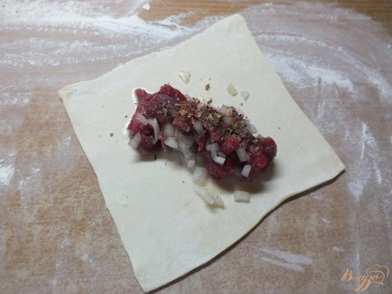 Фото приготовление рецепта: Самса из слоеного теста с говядиной шаг №3