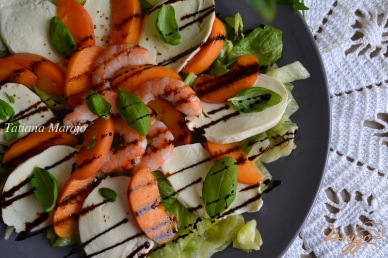 Фото приготовление рецепта: Салат с моцареллой, абрикосами и креветками шаг №7