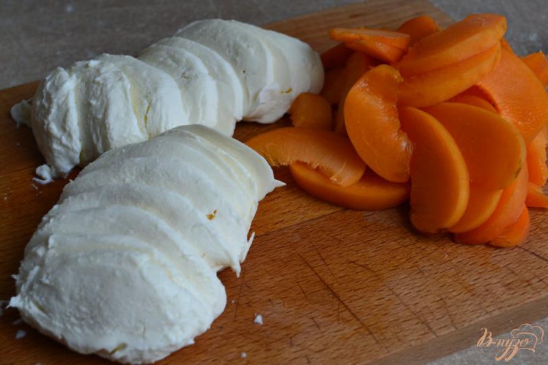 Фото приготовление рецепта: Салат с моцареллой, абрикосами и креветками шаг №1
