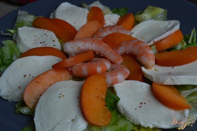 Фото приготовление рецепта: Салат с моцареллой, абрикосами и креветками шаг №5