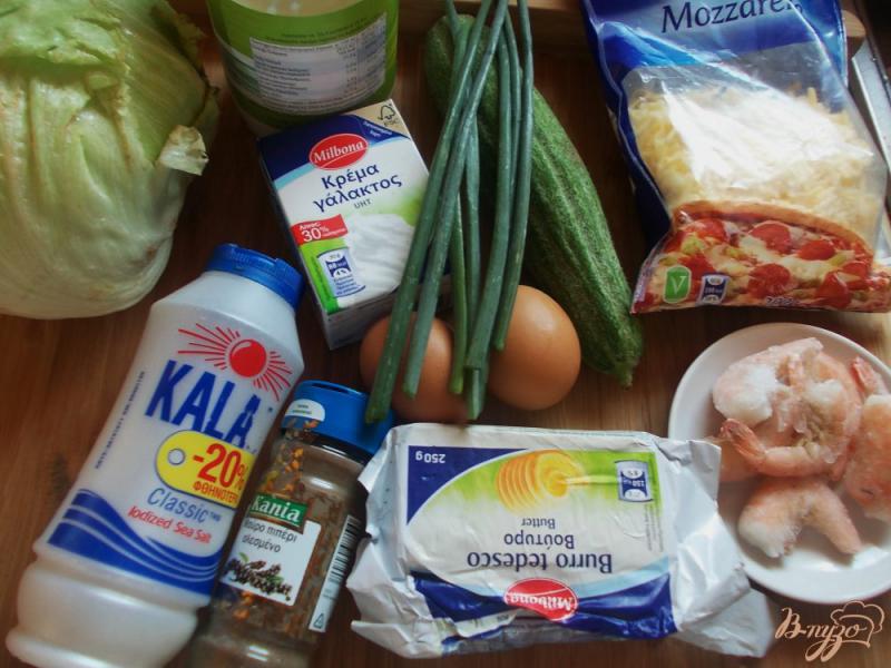 Фото приготовление рецепта: Салат с омлетом и креветками шаг №1