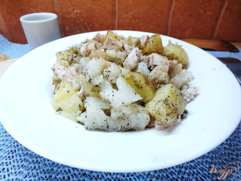 Фото приготовление рецепта: Салат с молодым картофелей и куриной грудинкой шаг №5