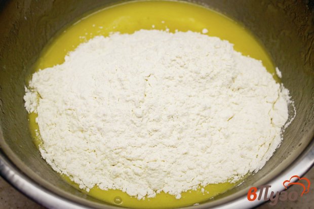 Песочный торт с заварным кремом, орехами и курагой Песочный торт с заварным кремом, орехами и курагой
