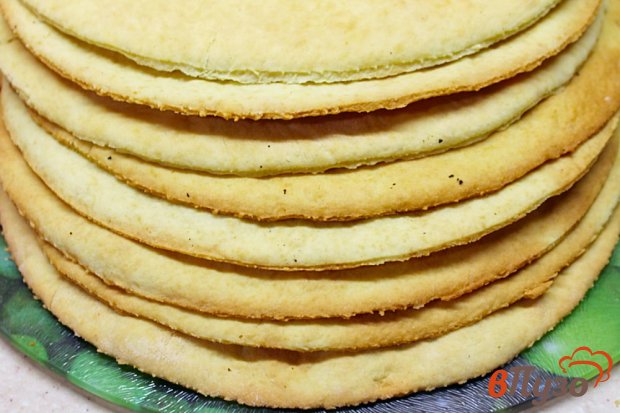 Песочный торт с заварным кремом, орехами и курагой Песочный торт с заварным кремом, орехами и курагой
