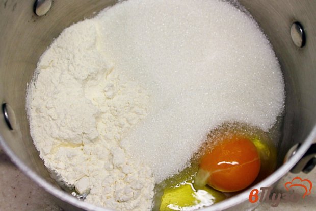 Песочный торт с заварным кремом, орехами и курагой Песочный торт с заварным кремом, орехами и курагой