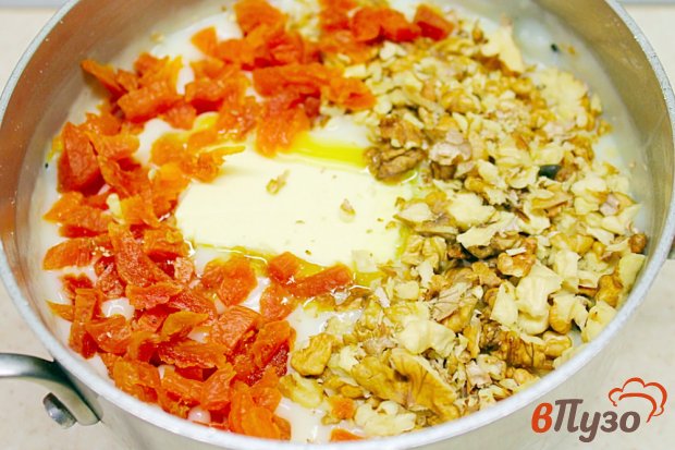 Песочный торт с заварным кремом, орехами и курагой Песочный торт с заварным кремом, орехами и курагой